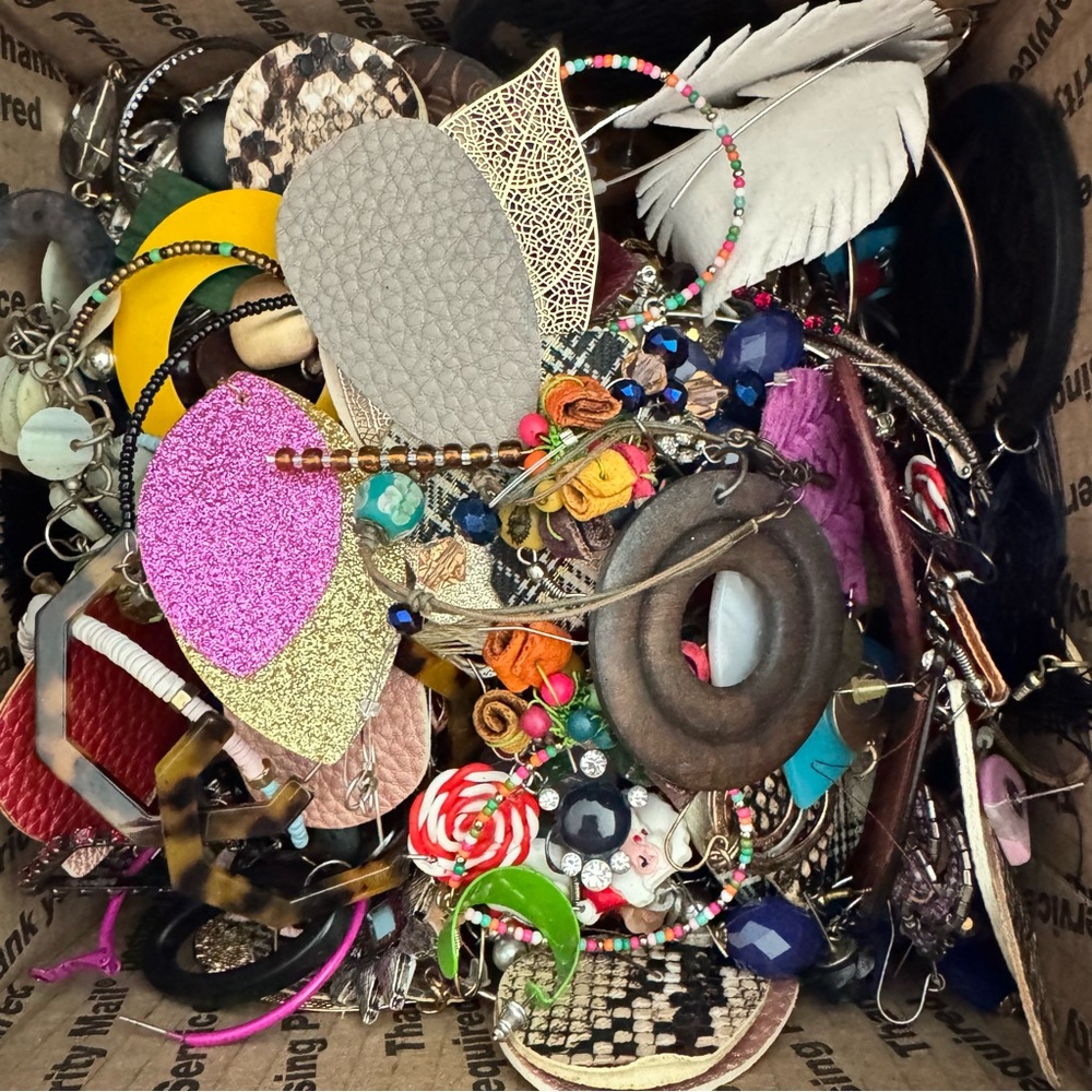 5 lb Earring Lot Mixed Craft Junk Wearable Bulk Upcycle Harvest Repurpose Resell - Picture 3 of 12